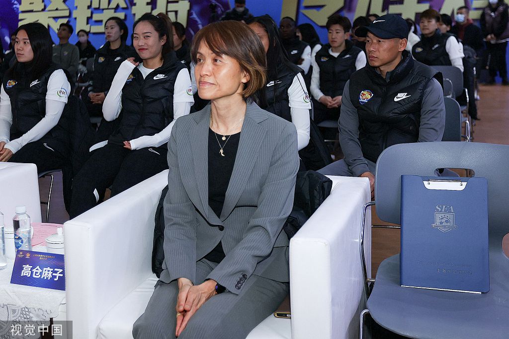 不过之后卡佩罗担任尤文主帅时执教过基耶利尼，卡佩罗接着说：“基耶利尼是个非凡的球员，多年来他一直在进步。
